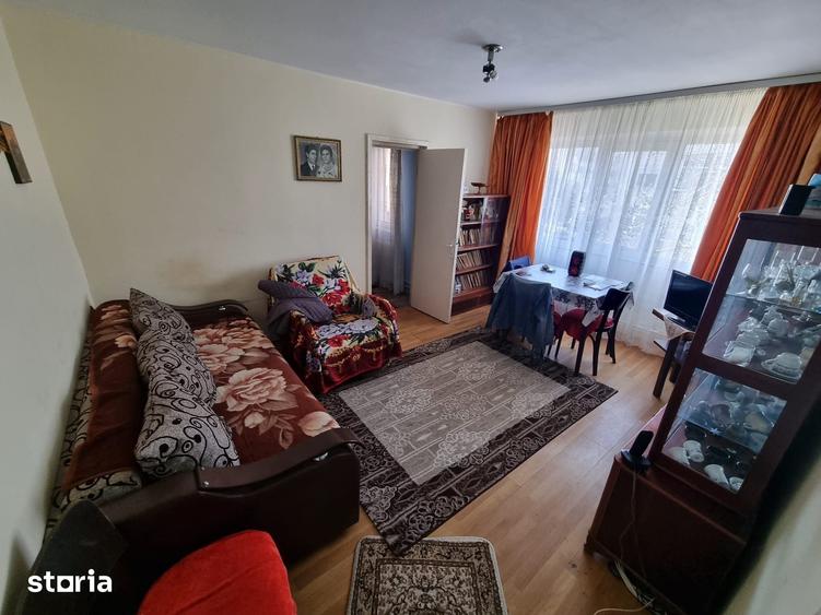 Apartament cu 3 camere semidecomandat în Km 4