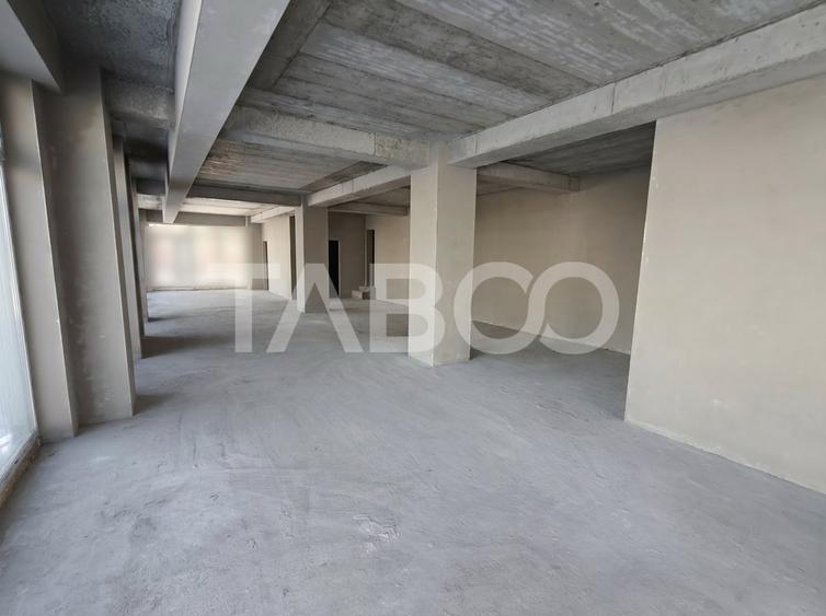 Spatiu Comercial de inchiriat cu 8 locuri de parcare - Vitrina 13 m - 5