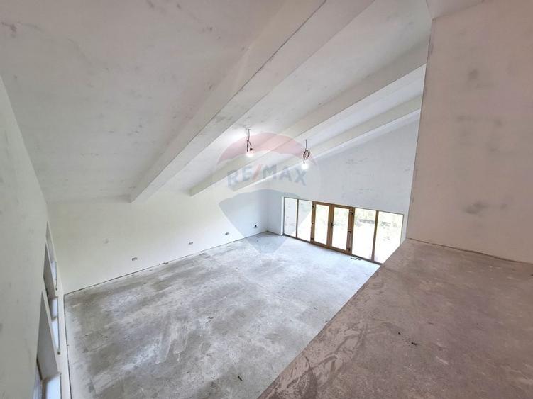 Casă / Vilă la gri aproape gata sa devina " acasa" ! - 14