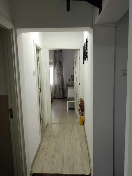 vand apartament 4 camere zona centru Resita - 4