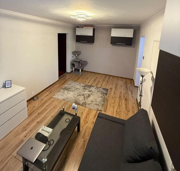 Apartament cu 3 camere semidecomandat în 1 Decembrie 1918