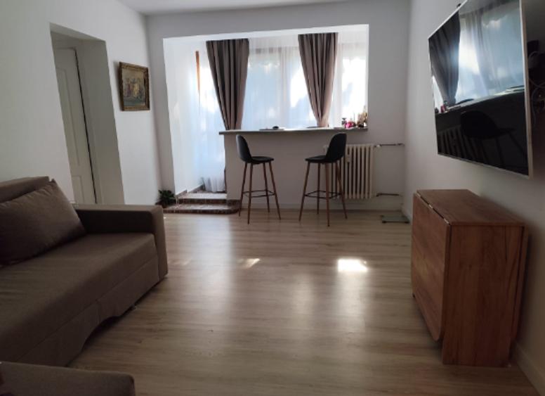 Apartament cu 3 camere semidecomandat în Drumul Taberei