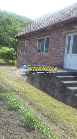 Vand casa pe Parter  cu gradina si teren 2000 mp. si utilitati - 1