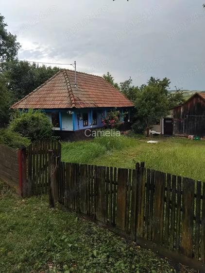 Casă cu 2 camere cu Teren 3300 Mp în Răzoare