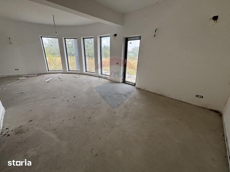 Casă cu 8 camere cu Teren 520 Mp în Balotești