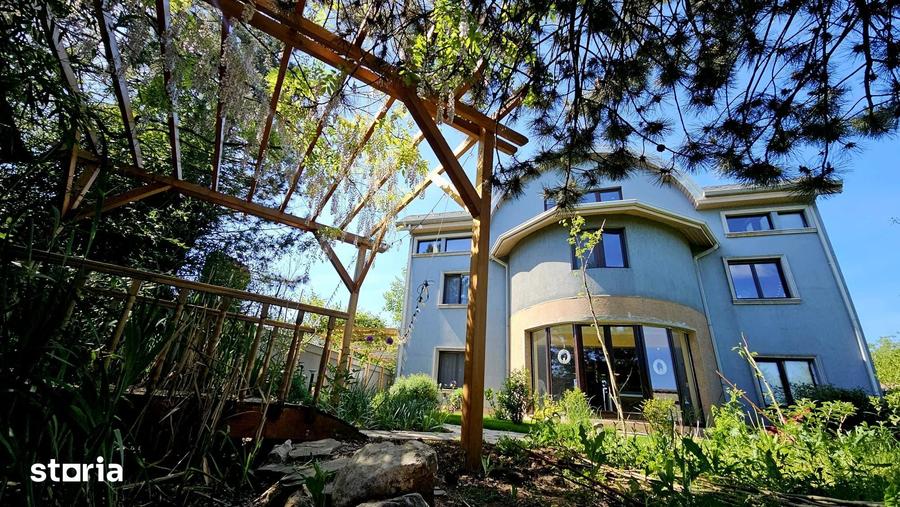 Casă cu 5 camere cu Teren 1160 Mp în Est