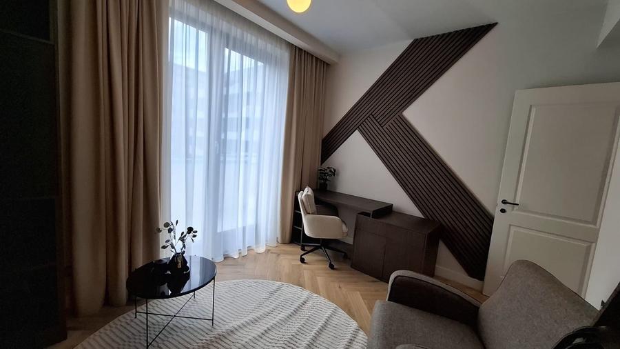 Apartament cu 4 camere decomandat în Pipera