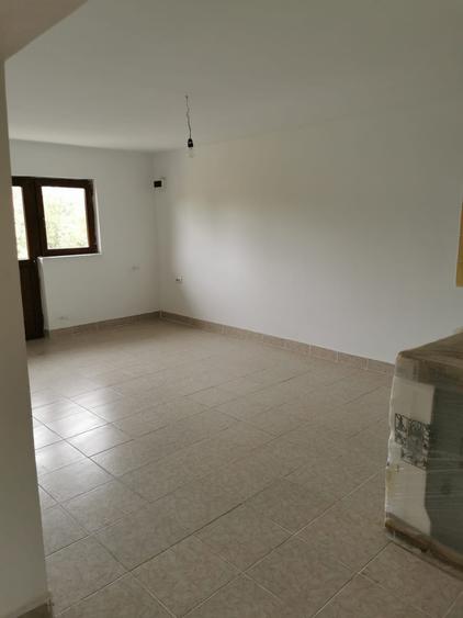 Casă individuală cu 4 camere cu Canalizare în Vest