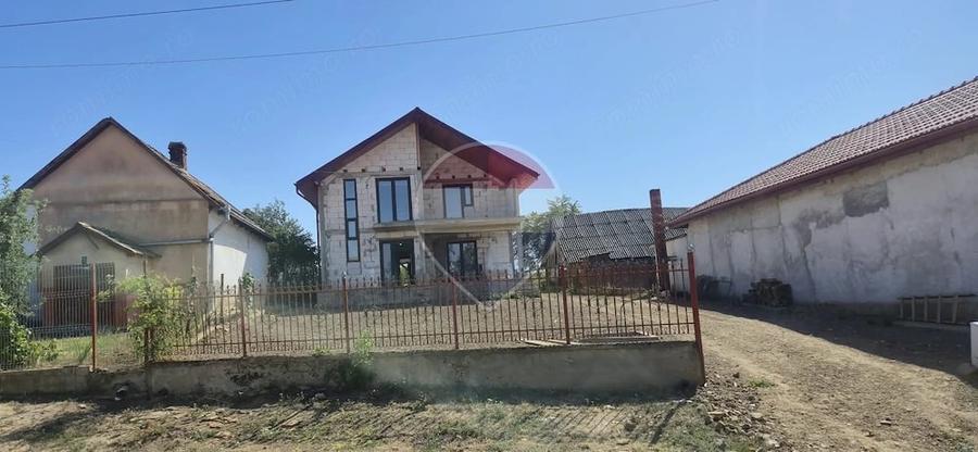 Casă cu 4 camere cu Teren 2608 Mp în Săuca