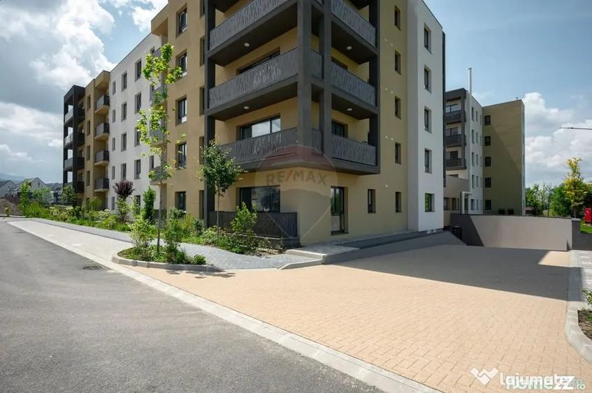 Apartament cu 2 camere decomandat în Tractorul
