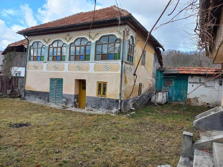Casă cu 2 camere cu Teren 3000 Mp în Drăghici