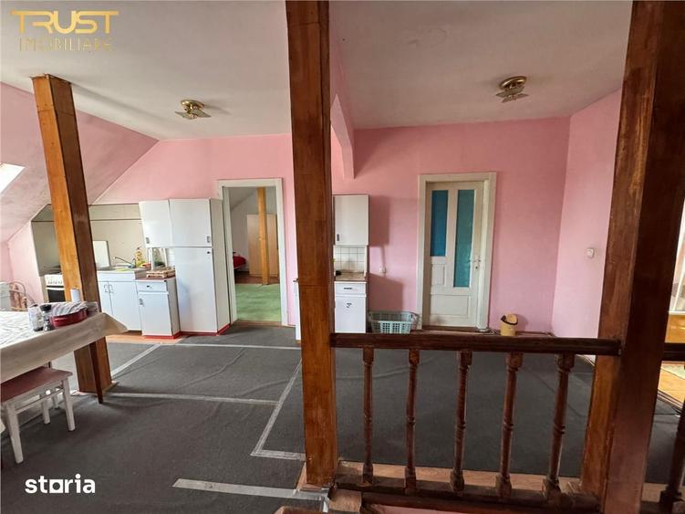 Casă cu 8 camere cu Teren 276 Mp în Zorilor