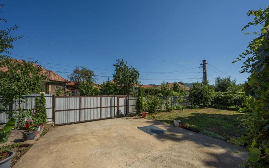 Casa de Maneciu Pamanteni, singur curte - 2