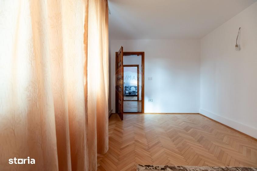 Casă cu 6 camere cu Teren 1710 Mp în Central