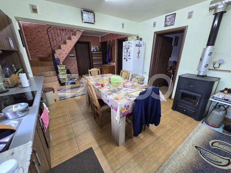 Casa de vanzare cu 6 camere 2 parcari curte libera 200 mp in Selimbar - 18