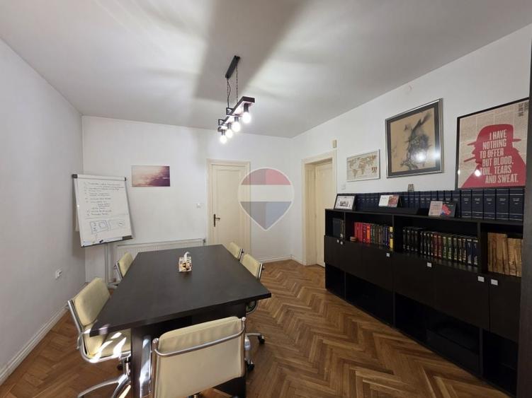 Apartament cu 3 camere semidecomandat în Dorobanți