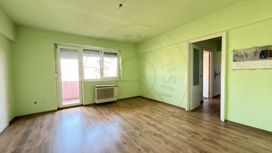Apartament cu 4 camere semidecomandat în Carei
