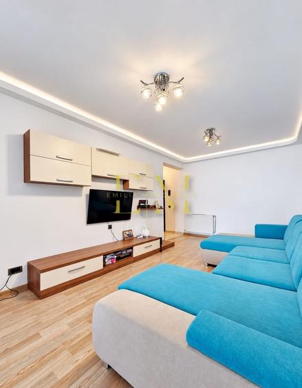 Apartament cu 3 camere semidecomandat în Tractorul