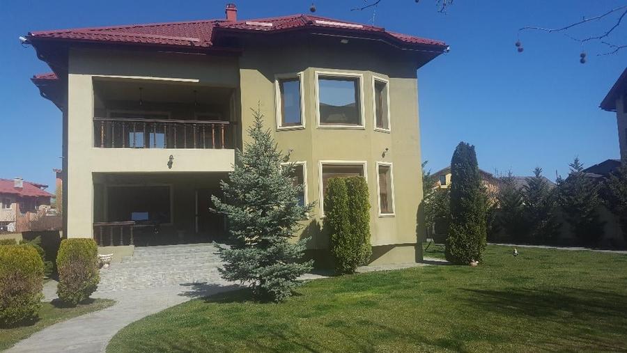 Casă individuală cu 10 camere cu Teren 1300 Mp în Roșu