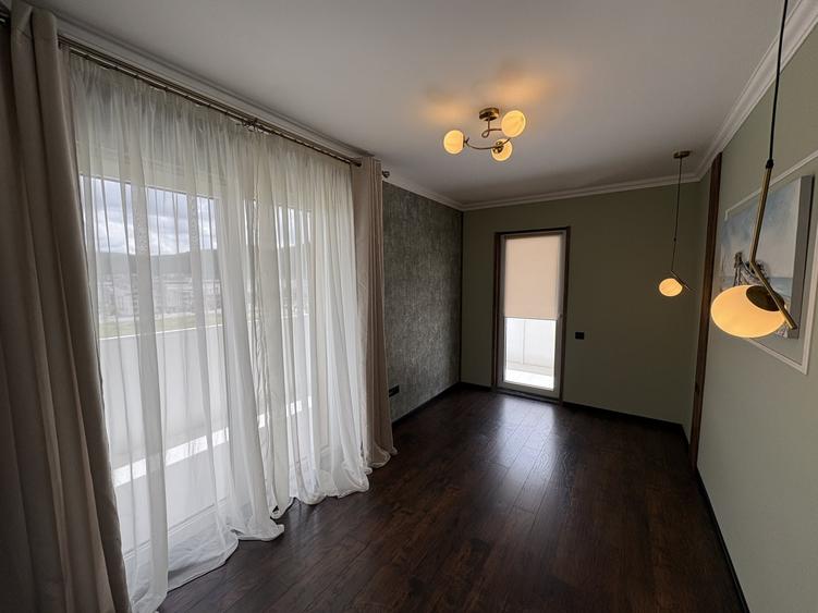 Apartament cu 3 camere semidecomandat, mobilat în Florești