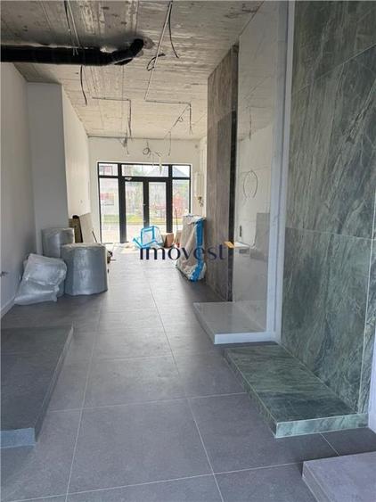 Spatiu comercial cu 3 locuri de parcare in complexul Smarald - 3