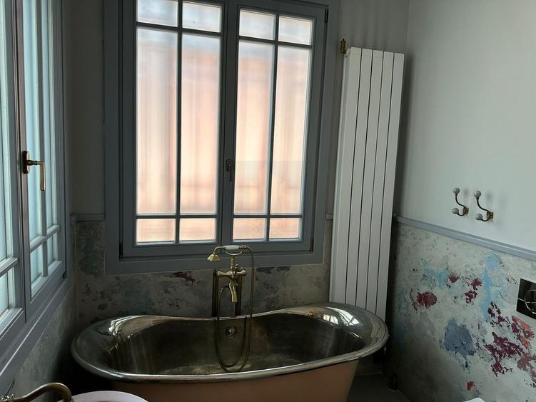 Casă individuală cu 6 camere cu Canalizare în P-ța Victoriei
