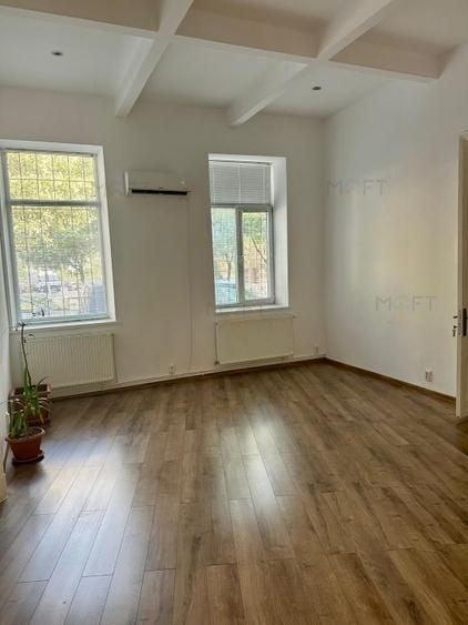 Apartament cu 5 camere semidecomandat în Cișmigiu