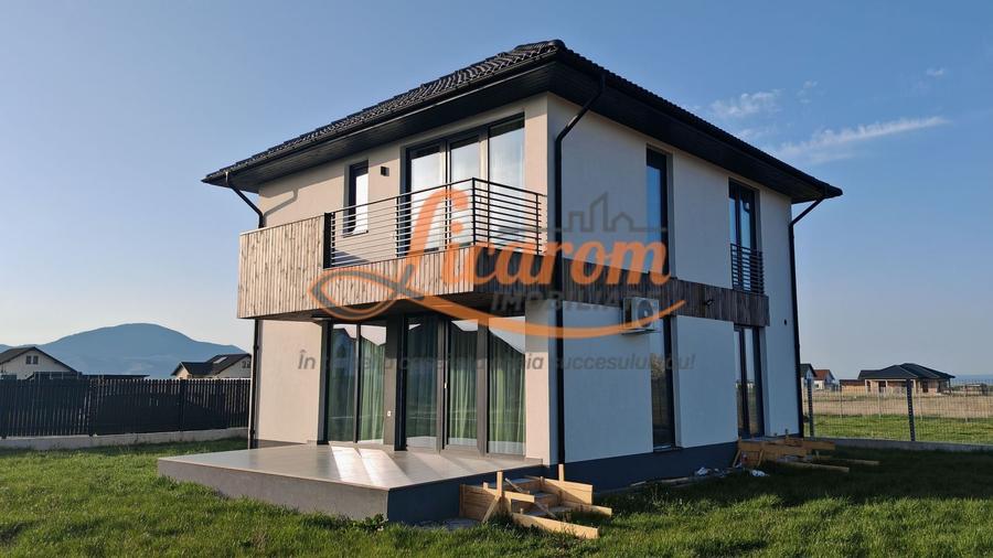 Casă individuală cu 4 camere cu Canalizare în Cristian