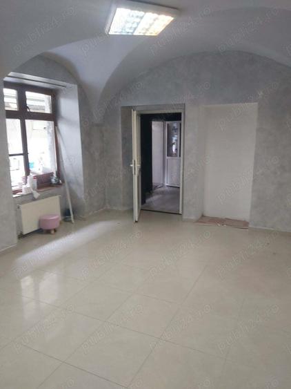 Inchiriez spatiu comercial cca 45 mp ultracentral in Sibiu pe Balcescu in curte cu vad f bun 550 E. - 4