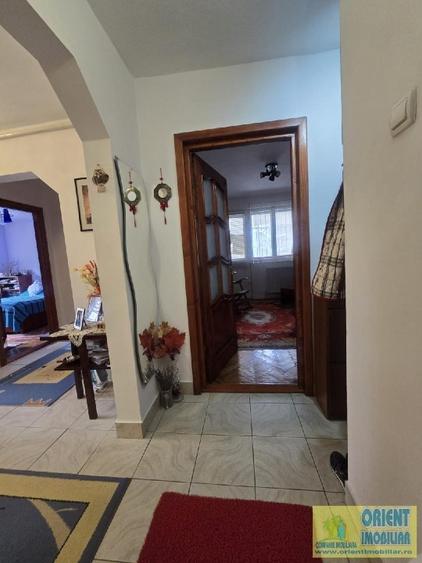 Tomis Nord, Rovere, de vanzare 3 camere, decomandat, gaze - 1