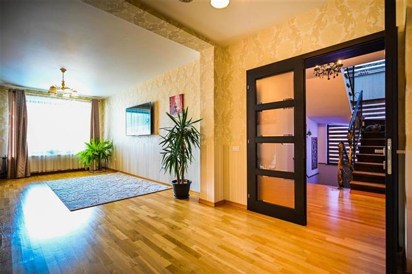 Resedinta distincta, mobilata cu rafinament, pe 1.000 mp teren, Central, Sacele, - 8