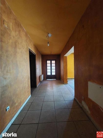Casa spatioasa cu teren mare, pe colt, in Periam - 10
