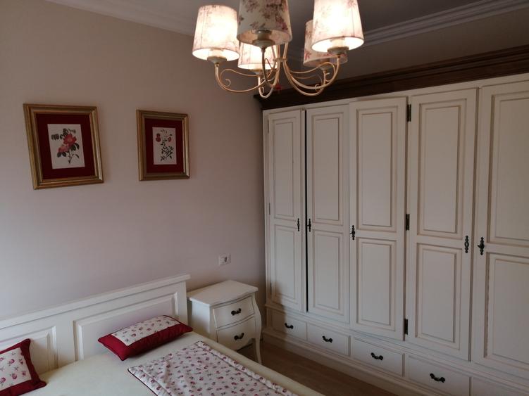 De închiriat.apartamnet de lux în zona centrală, parcare în curte , pentru cuplu - 4