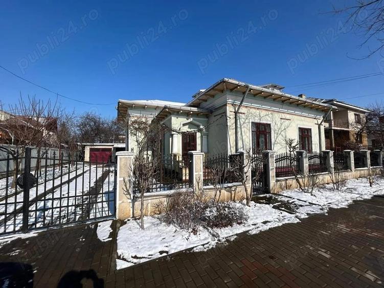 De vanzare casa in Roman, situata ultracentral,pretabila pentru spatiu commercial - 1