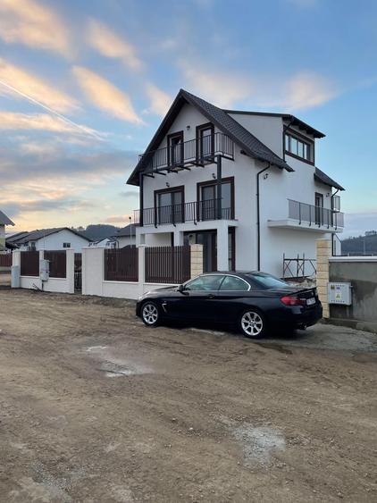 Vila conceputa pentru 3 familii Sanpetru spre Harman - 1
