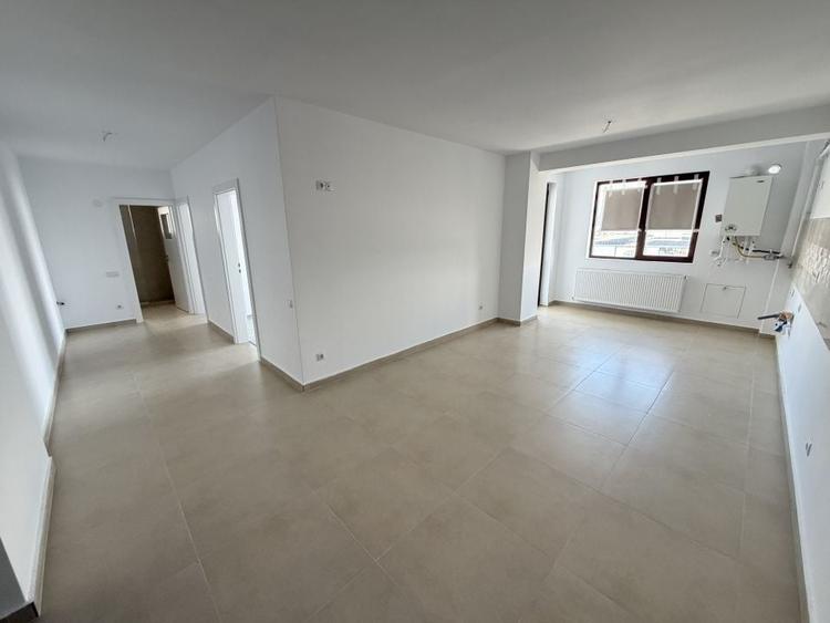 Apartament cu 3 camere semidecomandat în Est