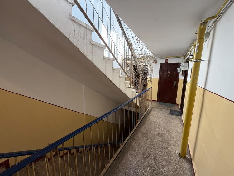 Apartament cu 3 camere semidecomandat în Pantelimon