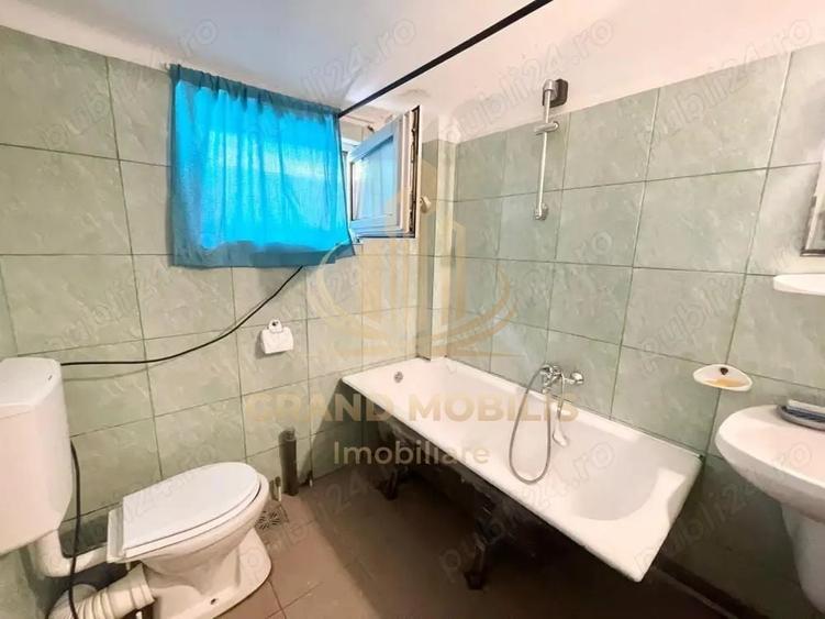 Casă individuală cu 6 camere cu Canalizare în Lipovei