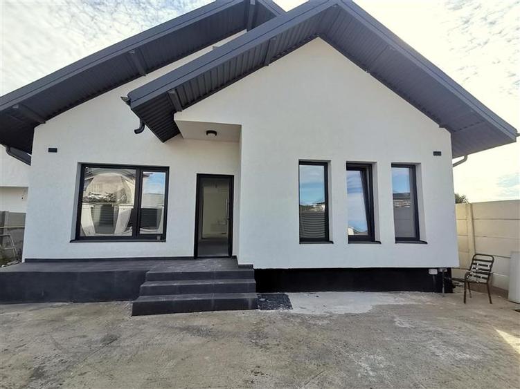 Casă individuală cu 4 camere cu Canalizare în Central