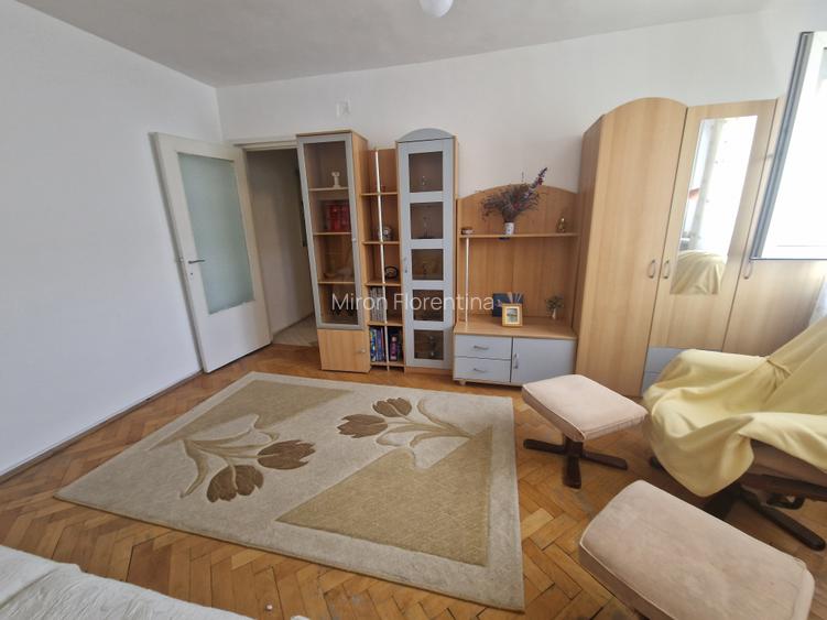 Pe frumoasa strada Platanilor, renumita pentru zona inverzita-zona IOSEFIN-mobil