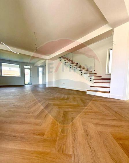 Casa / Vila cu 4 camere de vanzare - 6