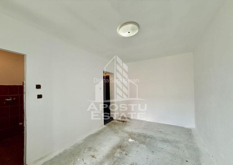 Garsoniera cu bucatarie inchisa, etaj intermediar, zona UMT Garsoniera cu bucatarie inchisa, etaj intermediar, zona UMT