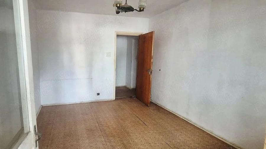 Apartament cu 3 camere semidecomandat în Tei