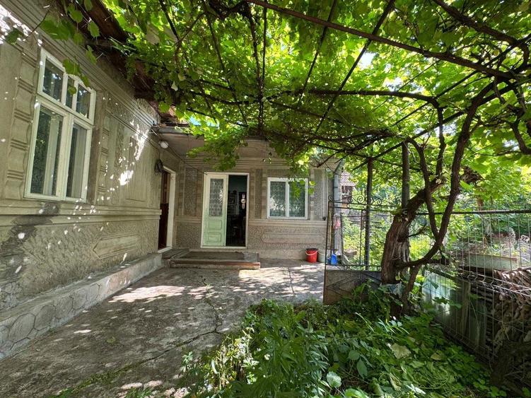 Casa de vanzare in Moinesti, jud. Bacau 4 camere + teren intravilan mare - 1