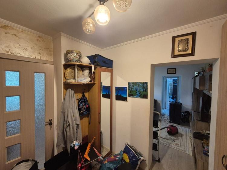 Apartament cu 3 camere semidecomandat, mobilat în City Park Mall