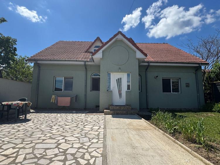 Casă individuală cu 6 camere cu Canalizare în Lazu