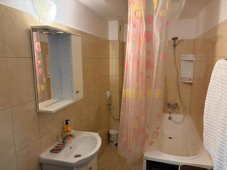 Apartament cu 3 camere decomandat, mobilat în Titan