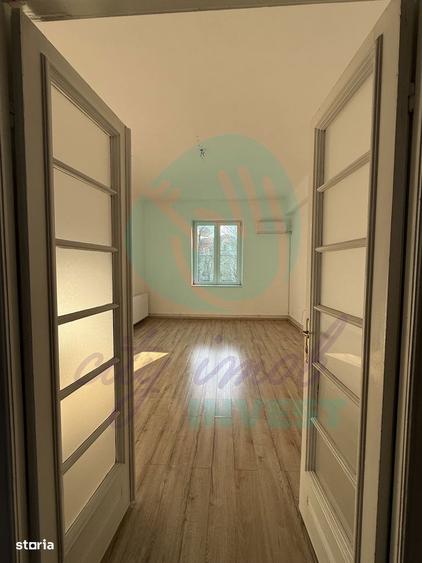 Apartament cu 3 camere semidecomandat în Romană