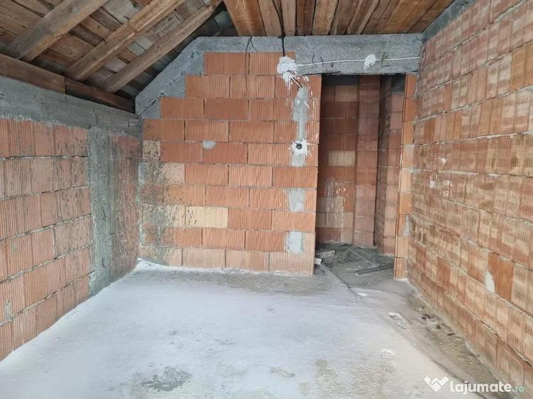 Casă cu 7 camere cu Teren 1251 Mp în Piatra