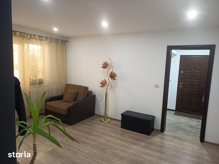 Apartament cu 3 camere semidecomandat în Mioriței